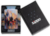 Zippo Feuerzeug Frontansicht weiß matt mit 540° Abbildung von einer bunten städtischen Skyline im Stil eines Gemälde in offener Premium Schachtel