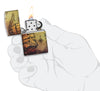 Frontansicht Zippo Feuerzeug White Matte 540° Color Image mit Piratenlandkarte und Schiff geöffnet mit Flamme in stilistischer Hand