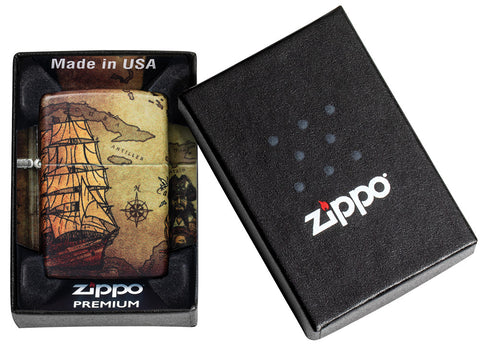 Frontansicht Zippo Feuerzeug White Matte 540° Color Image mit Piratenlandkarte und Schiff in geöffneter Geschenkverpackung