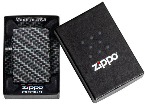 Zippo Feuerzeug Frontansicht weiß matt mit 540° Abbildung von Rechteckeckigen Kacheln als Muster in schwarz weiß grau in geöffneter Geschenkverpackung
