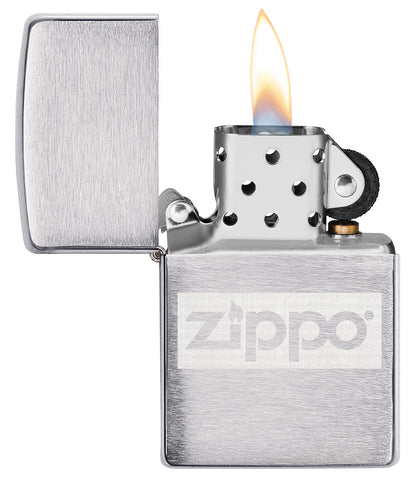 Zippo Feuerzeug Chrom mit Zippo Logo geöffnet mit Flamme