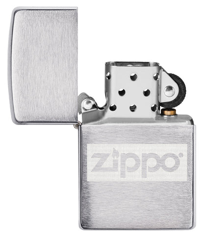 Zippo Feuerzeug Chrom mit Zippo Logo geöffnet