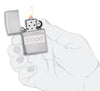 Zippo Feuerzeug Chrom mit Zippo Logo geöffnet mit Flamme in stilisierter Hand