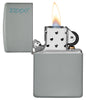 Zippo Feuerzeug Flat Grey Basismodell mattgrau mit Zippo Logo geöffnet mit Flamme