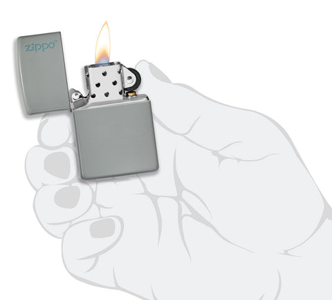 Zippo Feuerzeug Flat Grey Basismodell mattgrau mit Zippo Logo geöffnet mit Flamme in stilisierter Hand