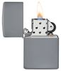 Briquet Zippo vue de face du briquet tempête Zippo Flat Grey ouvert, avec flamme