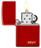 Zippo Feuerzeug Frontansicht Basismodell Metallic Rot geöffnet und angezündet mit eingraviertem Zippo Logo