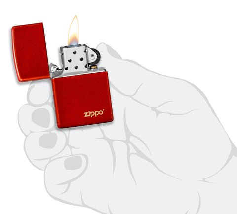 Zippo Feuerzeug Frontansicht Basismodell Metallic Rot geöffnet und angezündet mit eingraviertem Zippo Logo in stilisierter Hand