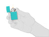 Zippo Feuerzeug Slim Flat Turquoise Basismodell geöffnet mit Flamme in stilisierter Hand