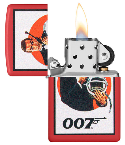 Zippo Feuerzeug mattrot mit James Bond 007™ in einem schwarzen Anzug sowie Pistole und Astronautenhelm geöffnet mit Flamme