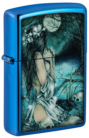Zippo Feuerzeug Frontansicht ¾ Winkel hochglanzblau in mystischer Szenerie mit leichtbekleideter Dame am See umgeben von Schädeln sowie Krähen