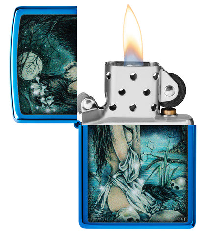 Zippo Feuerzeug hochglanzblau in mystischer Szenerie mit leichtbekleideter Dame am See umgeben von Schädeln sowie Krähen geöffnet mit Flamme