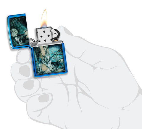 Zippo Feuerzeug hochglanzblau in mystischer Szenerie mit leichtbekleideter Dame am See umgeben von Schädeln sowie Krähen geöffnet mit Flamme in stilisierter Hand