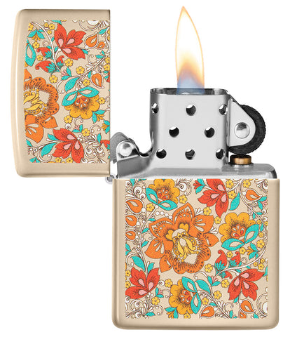 Zippo Feuerzeug Farbdruck sandfarben mit floralem Blumenmuster im Hippiestil geöffnet mit Flamme