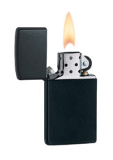 Zippo Feuerzeug Slim schwarz matt geöffnet mit Flamme