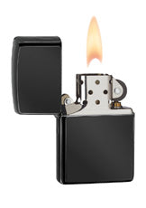  Zippo Feuerzeug Basismodell schwarz hochglanz geöffnet mit Flamme