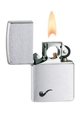 Zippo Pfeifenfeuerzeug chrom gebürstet mit kleiner Pfeife in der unteren linken Ecke geöffnet mit Flamme