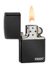 Zippo Feuerzeug Basismodell schwarz hochglanz mit Zippo Logo geöffnet mit Flamme
