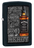 Frontansicht 3/4 Winkel Zippo Feuerzeug schwarz mit Jack Daniel's Flasche