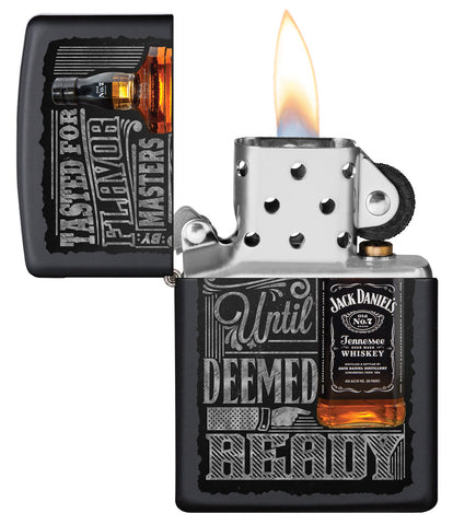 Zippo Feuerzeug schwarz mit Jack Daniel's Flasche geöffnet mit Flamme