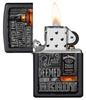 Zippo Feuerzeug schwarz mit Jack Daniel's Flasche geöffnet mit Flamme