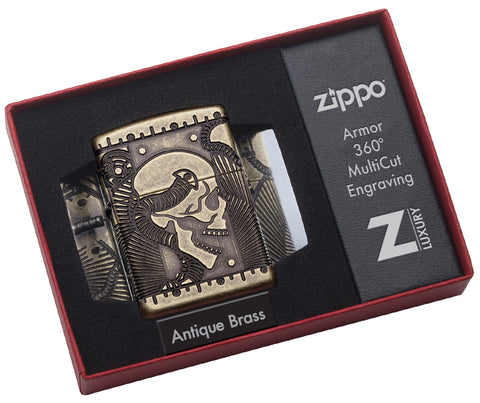 Zippo Feuerzeug Messing antik mit tiefe eingraviertem Totenkopf mit mechanischen Elementen in offener Luxusverpackung