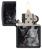 Zippo Feuerzeug schwarz mit zwei Wölfen, von denen einer heult geöffnet mit Flamme