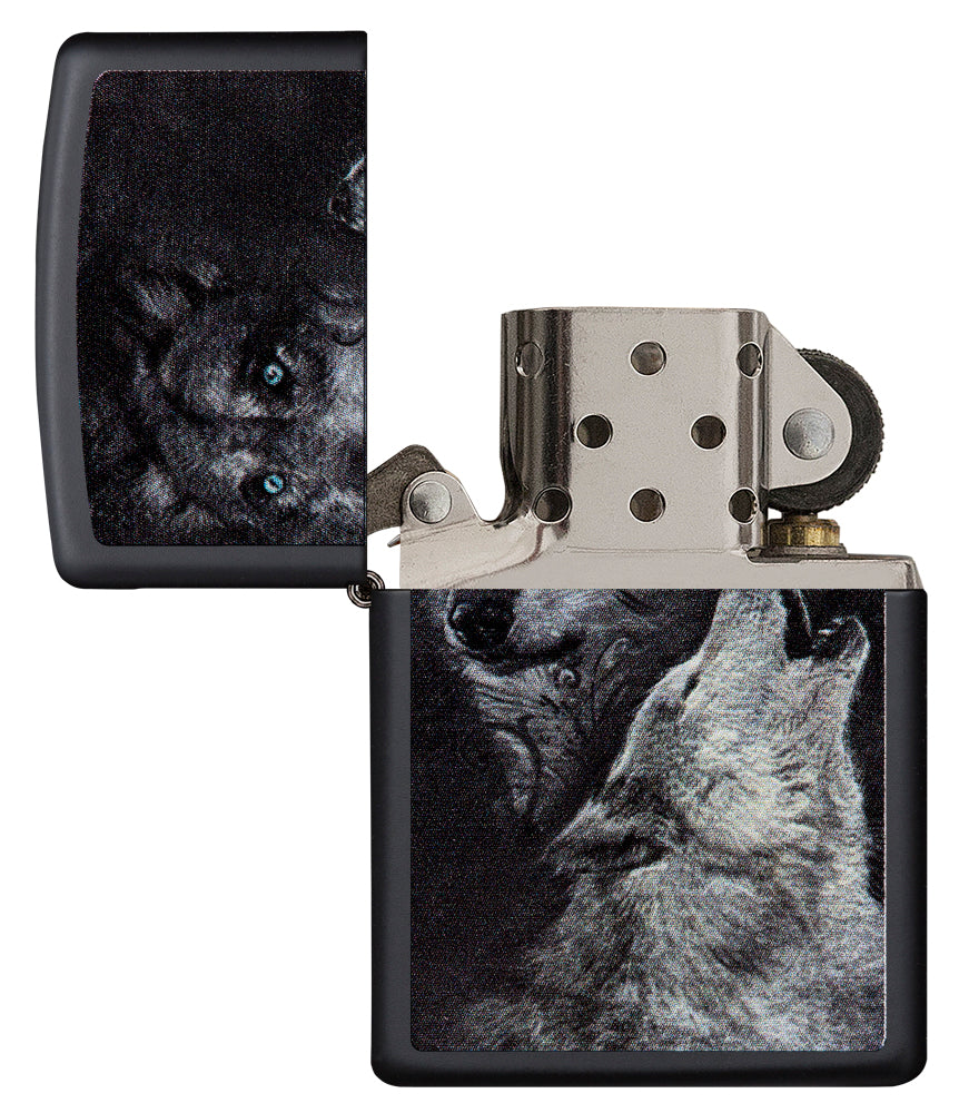 Zippo Feuerzeug schwarz mit zwei Wölfen, von denen einer heult geöffnet