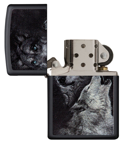 Zippo Feuerzeug schwarz mit zwei Wölfen, von denen einer heult geöffnet