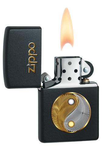 Zippo Feuerzeug Frontansicht ¾ Winkel geöffnet und angezündet mit Zippo Schriftzug in gold und Yin Yang Symbol in gold weiß darunter auf schwarzem Hintergrund