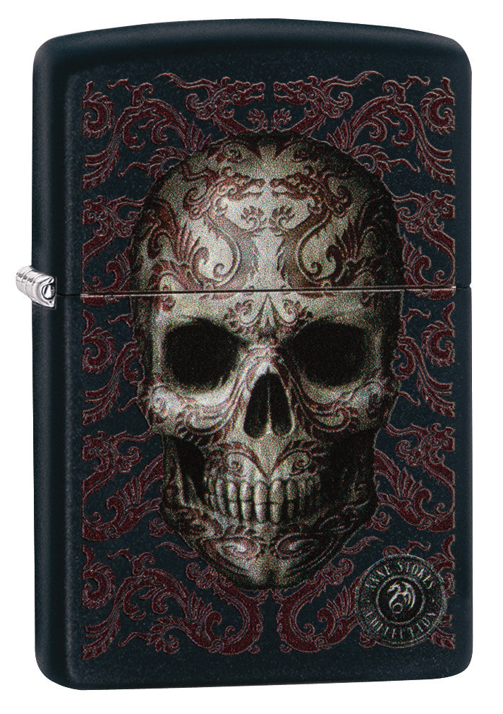 Zippo Feuerzeug Frontansicht ¾ Winkel schwarz matt mit Totenkopf im Zentrum umgeben von verschnörkelten chinesisch inspirierten roten Drachen entworfen von Anne Stokes