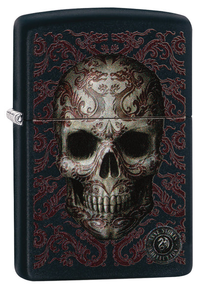 Zippo Feuerzeug Frontansicht ¾ Winkel schwarz matt mit Totenkopf im Zentrum umgeben von verschnörkelten chinesisch inspirierten roten Drachen entworfen von Anne Stokes