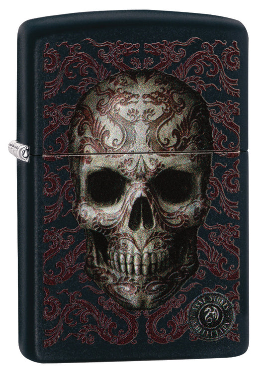 Zippo Feuerzeug Frontansicht ¾ Winkel schwarz matt mit Totenkopf im Zentrum umgeben von verschnörkelten chinesisch inspirierten roten Drachen entworfen von Anne Stokes