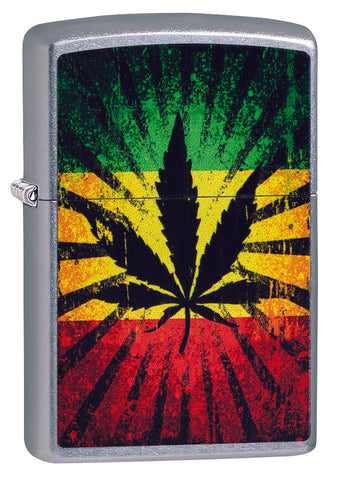 Frontansicht 3/4 Winkel Zippo Feuerzeug chrom mit Hanfblatt auf Jamaikafarben Hintergrund