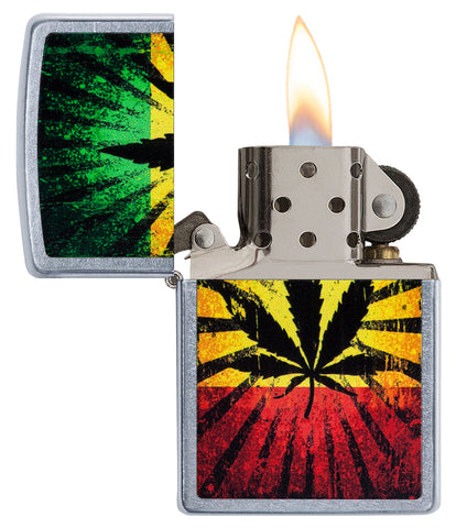  Zippo Feuerzeug chrom mit Hanfblatt auf Jamaikafarben Hintergrund geöffnet mit Flamme