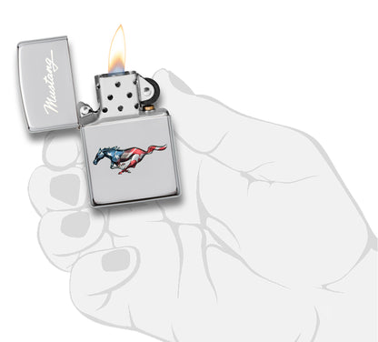 Zippo Feuerzeug Chrom Mustang Pferd in Farben der US Flagge geöffnet mit Flamme in stilisierter Hand