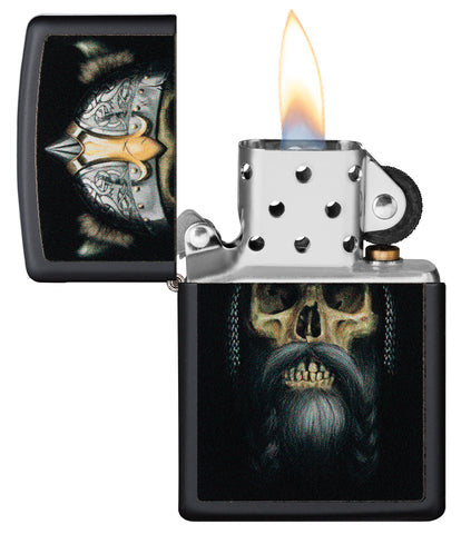Zippo Feuerzeug schwarz Wikinger Totenkopf mit Bart und Helm geöffnet mit Flamme