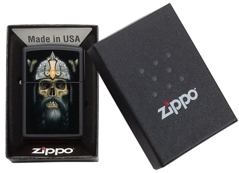 Zippo Feuerzeug schwarz Wikinger Totenkopf mit Bart und Helm in offener Geschenkbox