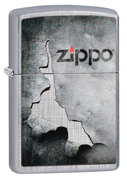 Frontansicht 3/4 Winkel Zippo Feuerzeug chrom Zippo Logo auf abblätterndem Metall