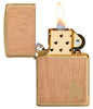 Zippo Woodchuck Mahagoni Holz mit kleiner goldfarbenen Zippo Flamme in unterer rechter Ecke geöffnet mit Flamme