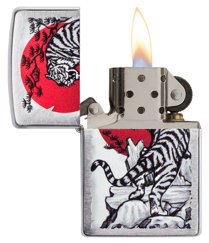 Zippo Feuerzeug chrom mit asiatischem Tiger vor roter Sonne geöffnet mit Flamme