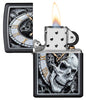 Zippo Feuerzeug schwarz Uhr, aus der ein Totenkopf hervorkommt mit Zahnrädern im Hintergrund geöffnet mit Flamme