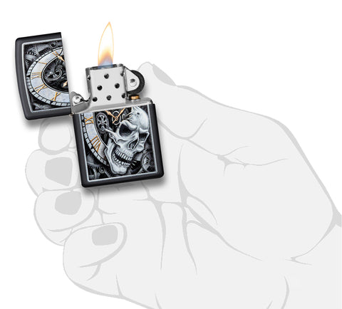 Zippo Feuerzeug schwarz Uhr, aus der ein Totenkopf hervorkommt mit Zahnrädern im Hintergrund geöffnet mit Flamme in stilisierter hand