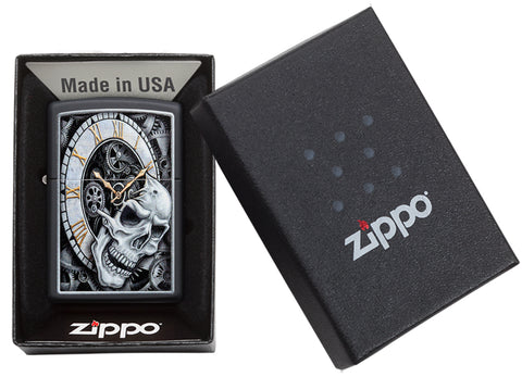 Zippo Feuerzeug schwarz Uhr, aus der ein Totenkopf hervorkommt mit Zahnrädern im Hintergrund in offener Geschenkbox