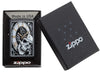 Zippo Feuerzeug schwarz Uhr, aus der ein Totenkopf hervorkommt mit Zahnrädern im Hintergrund in offener Geschenkbox