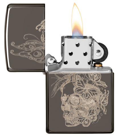 Vue de face du briquet tempête Zippo Skull Butterfly Design ouvert, avec flamme