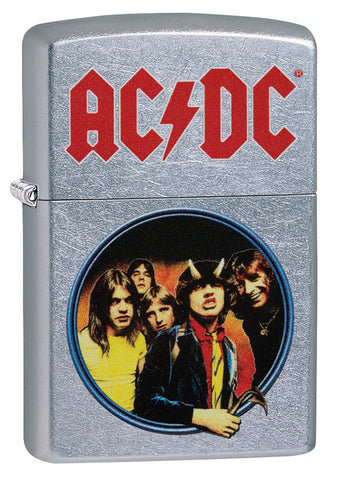 Zippo Feuerzeug AC/DC® Frontansicht ¾ Winkel in Street chrome mit Highway to Hell Albumcover inspiriertem Bild im Kreis in bunt und rotes AC/DC® Logo