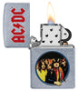 Zippo Feuerzeug AC/DC® Frontansicht geöffnet und angezündet in Street chrome mit Highway to Hell Albumcover  inspiriertem Bild in rund und rotes AC/DC® Logo