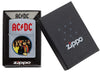 Zippo Feuerzeug AC/DC® Frontansicht in Street chrome mit Highway to Hell Albumcover  inspiriertem Bild in rund und rotes AC/DC® Logo in geöffneter AC/DC® Geschenkbox