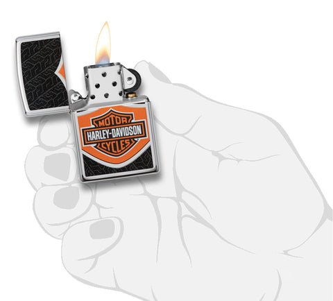Zippo Feuerzeug Chrom Harley Davidson Logo orange schwarz weiß geöffnet in Flamme in stilisierter Hand